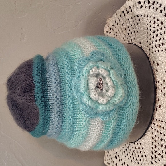 PrAna Winter Hat Green Ombre Colors Flower Detail Beenie - Picture 2 of 7